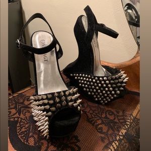 Heel-Less Spiked  Platform Wedge 🖤